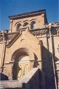 так выглядит эта церковь сейчас в одном из райнов Еревана